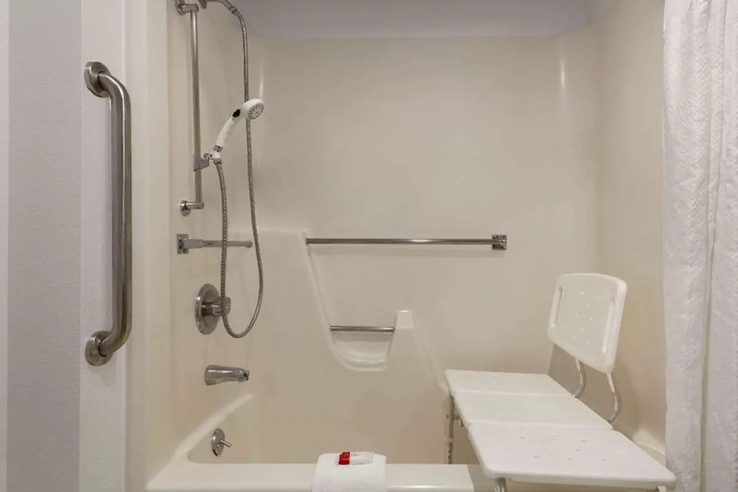 Super 8 by Wyndham Columbus Badezimmer