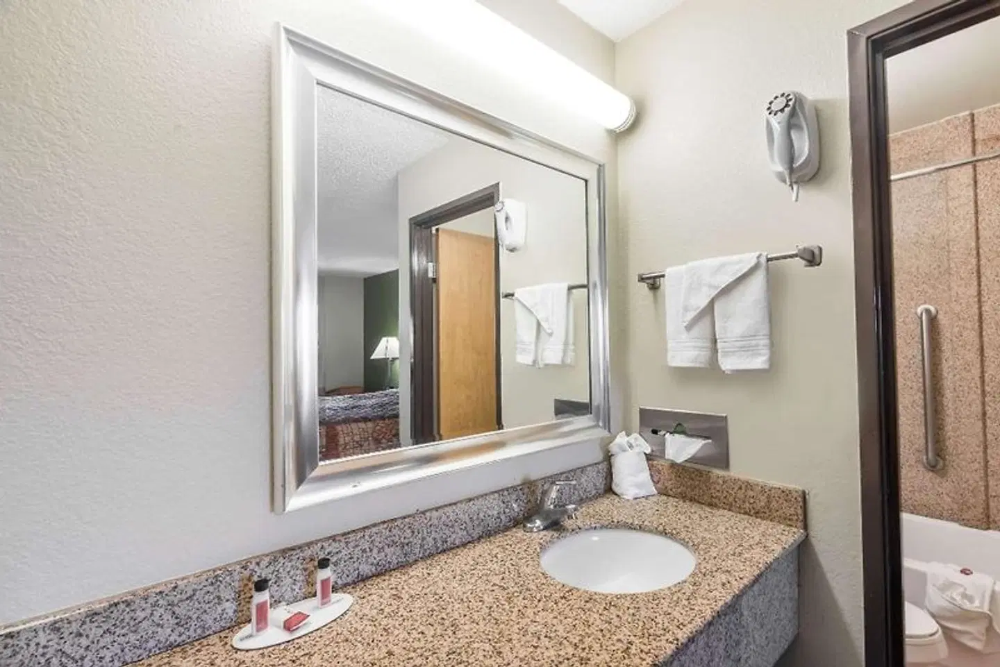 Days Inn by Wyndham Chattanooga Lookout Mountain West Badezimmer