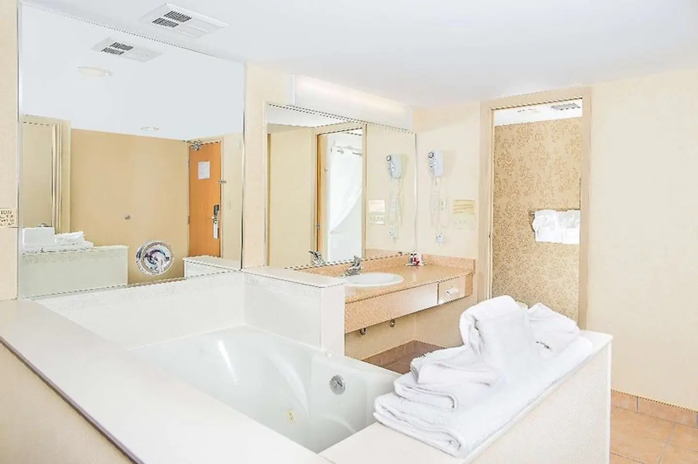 Ramada by Wyndham, Niagara Falls Near Fallsview District HEALTH_BEAUTY