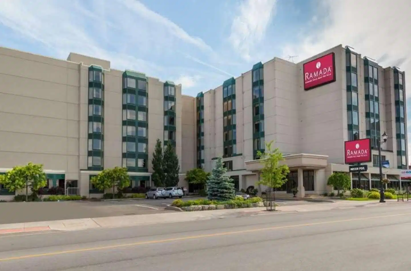 Ramada by Wyndham, Niagara Falls Near Fallsview District Aussenansicht