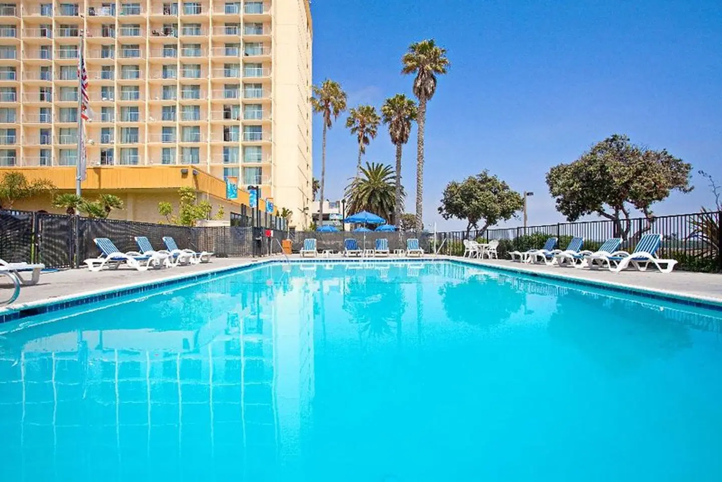 Crowne Plaza Hotel Ventura Beach OUTDOOR_POOL