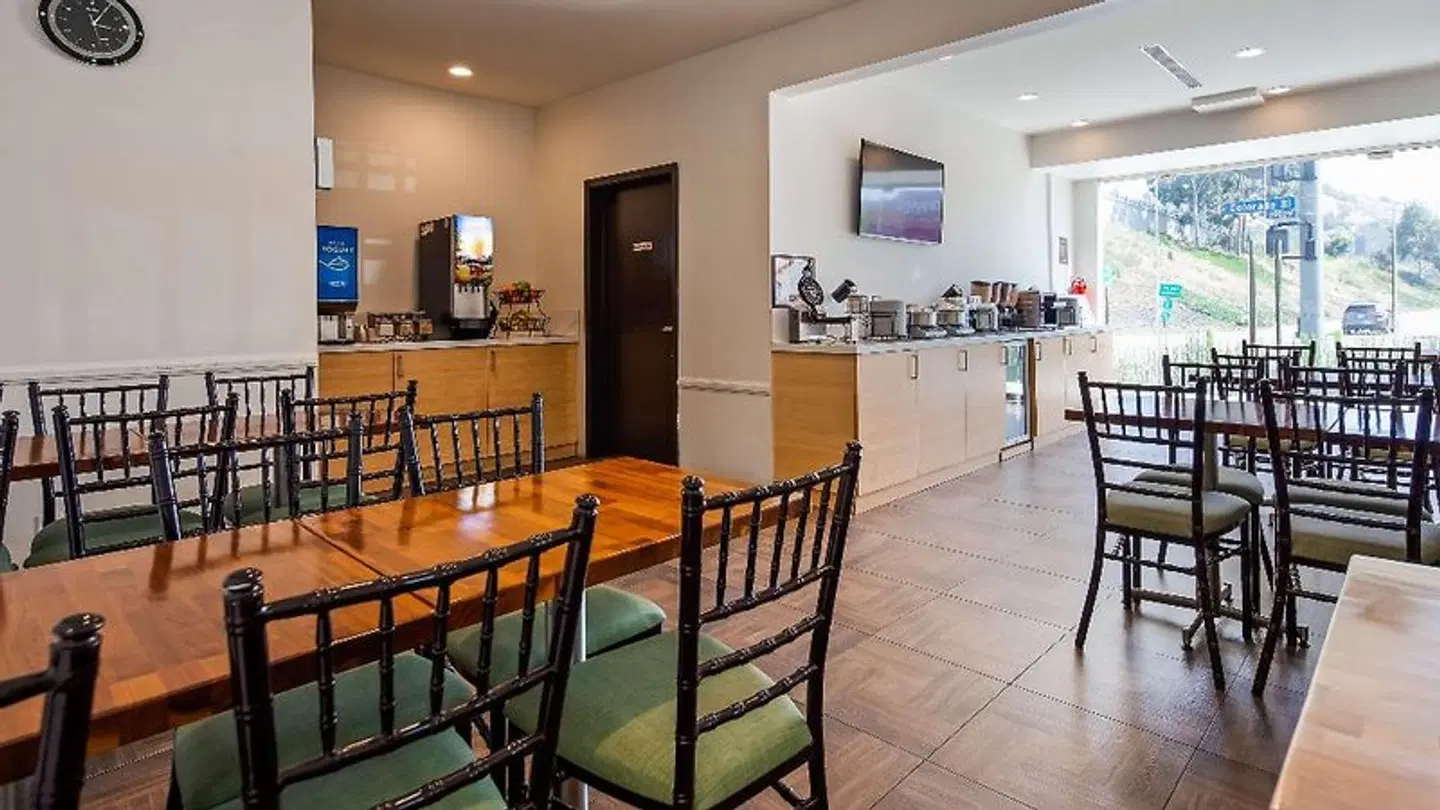 Best Western Plus Eagle Rock Inn Bar