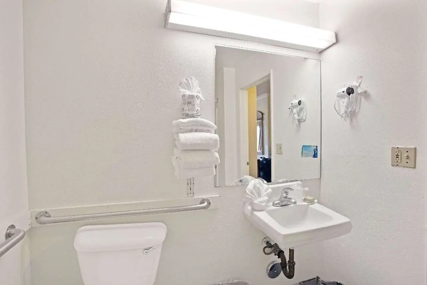 Super 8 by Wyndham Hollywood/LA Area Badezimmer