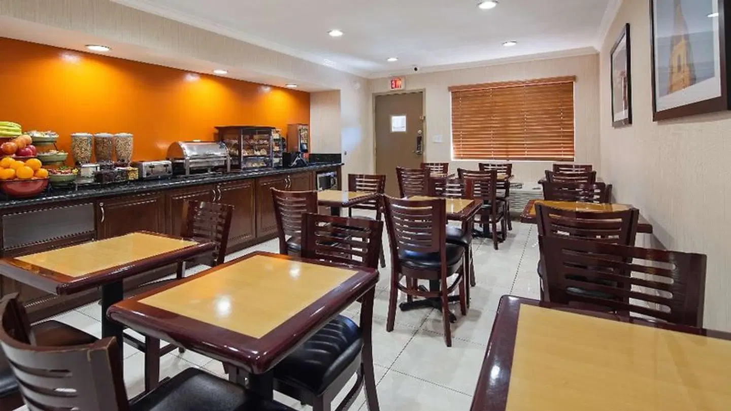 Best Western Pasadena Inn Bar