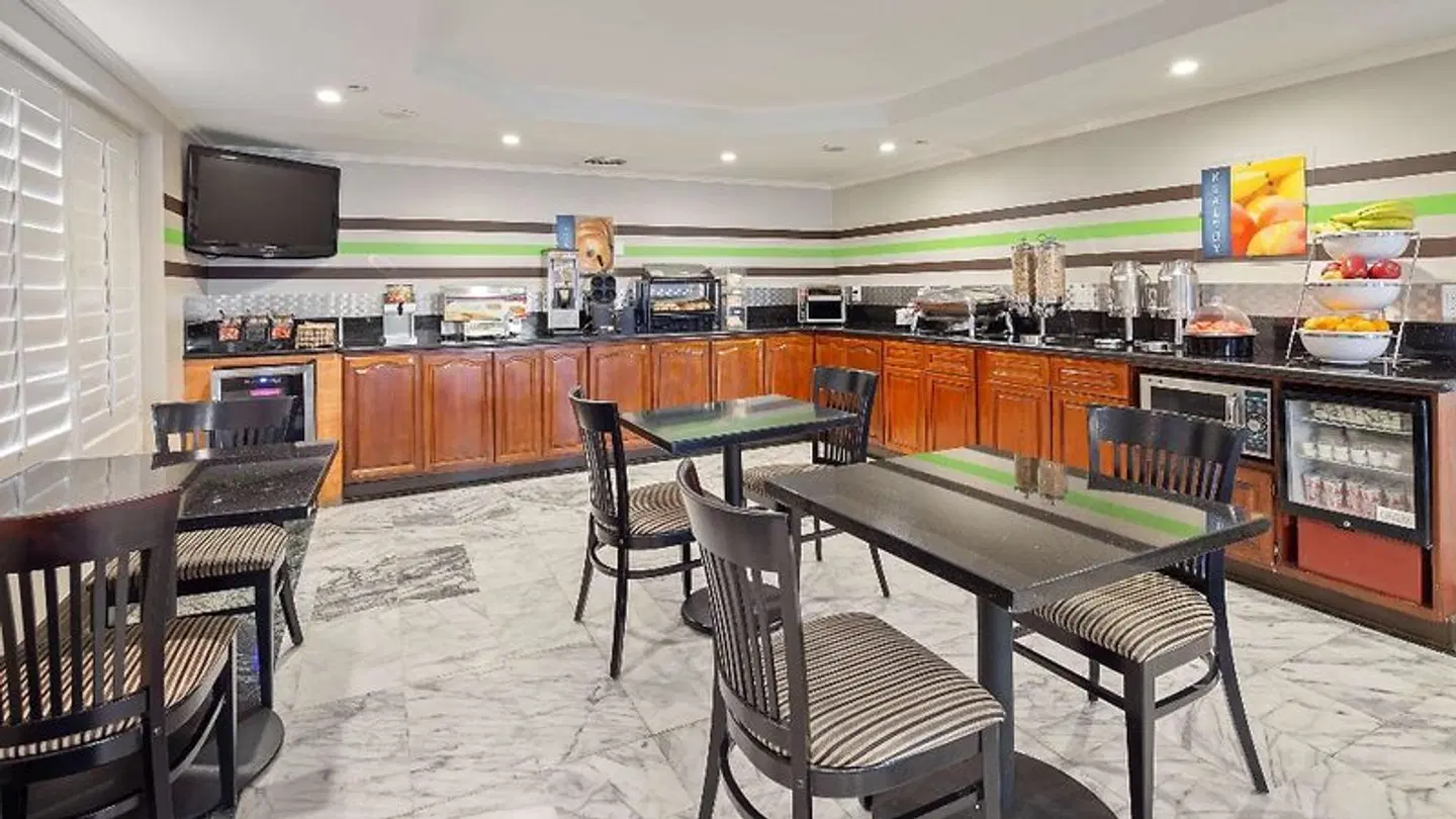 Best Western Pasadena Royale Inn & Suites Bar