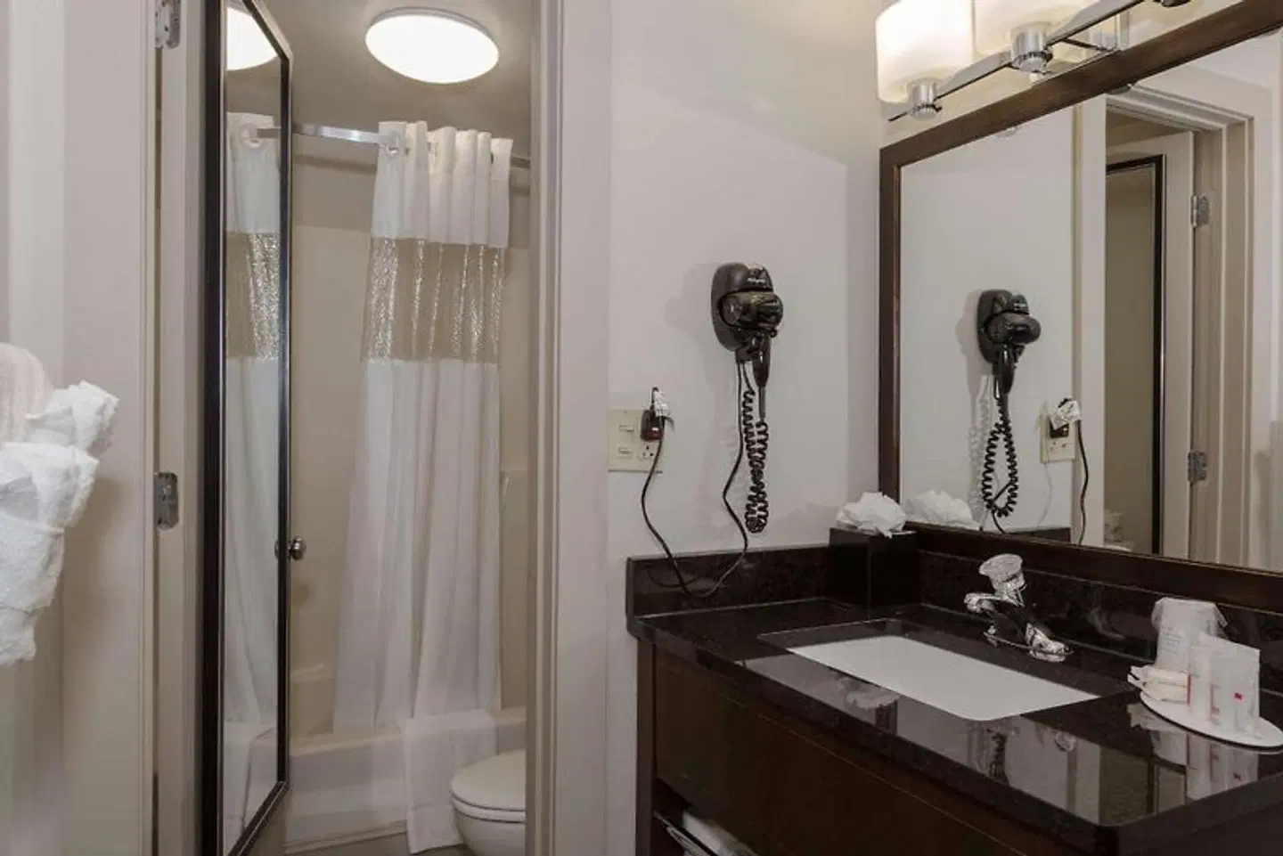 Ramada by Wyndham Boston Badezimmer