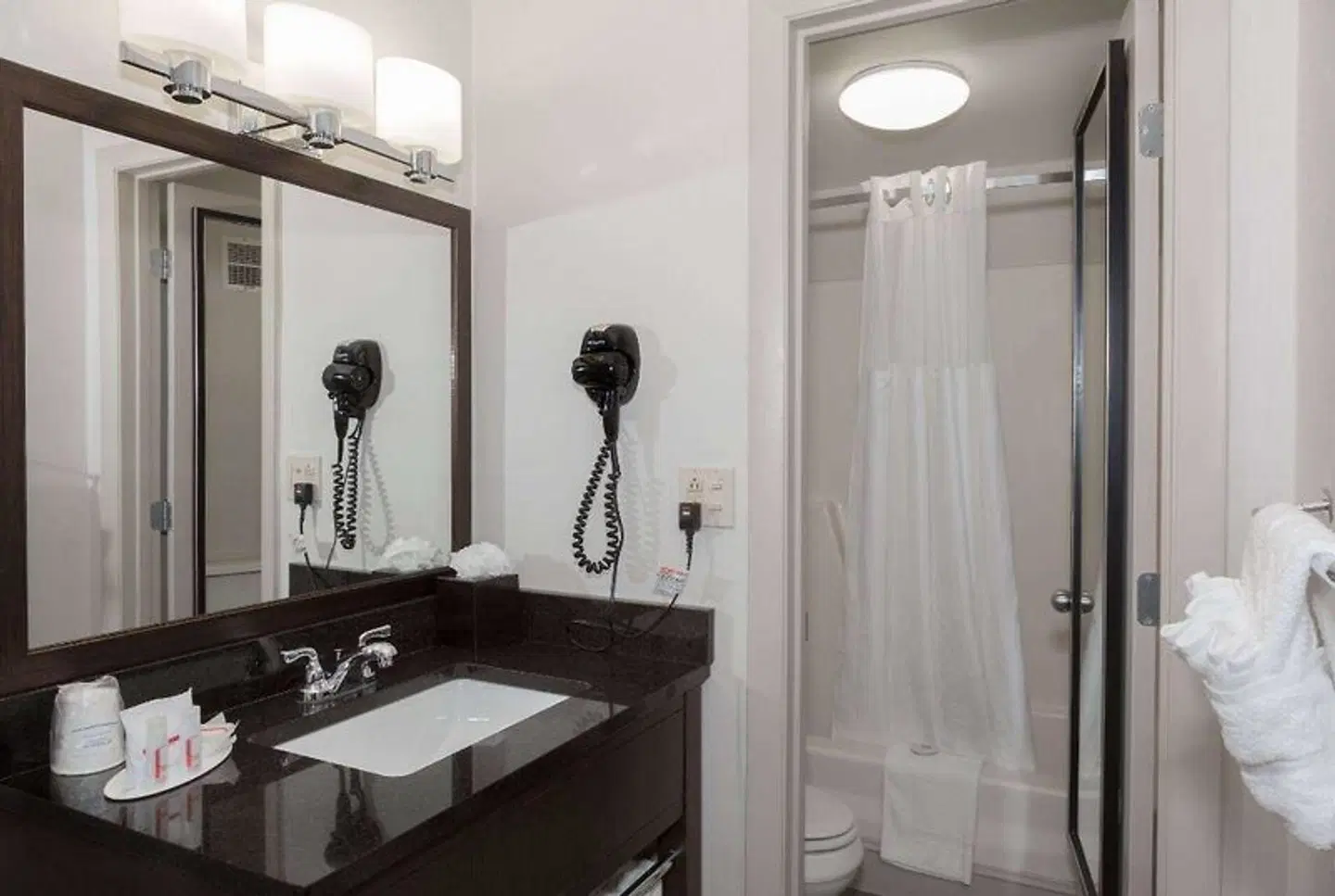 Ramada by Wyndham Boston Badezimmer