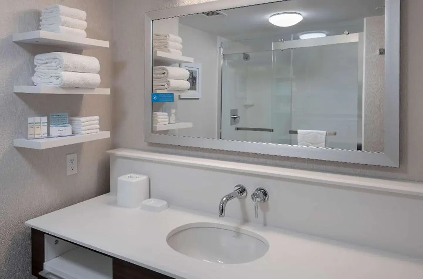 Hampton Inn Boston-Logan Airport Badezimmer