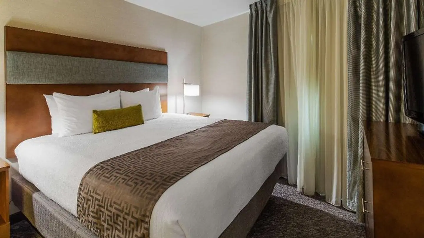 Best Western PLUS Roundhouse Suites Boston ROOM_EXAMPLE