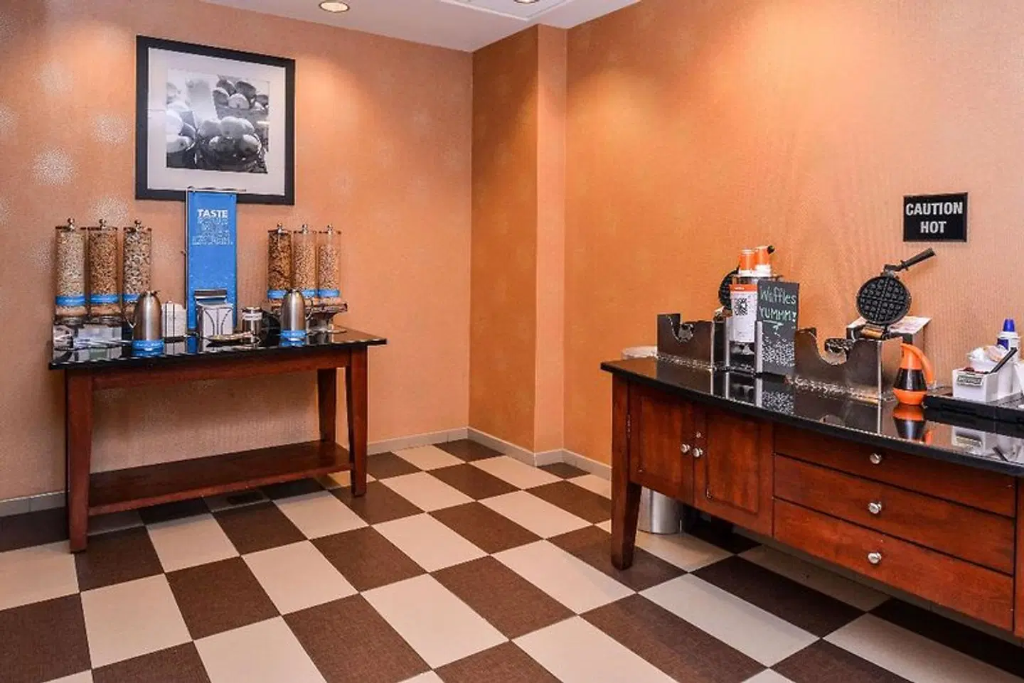 Hampton Inn & Suites Plymouth ROOM_EXAMPLE