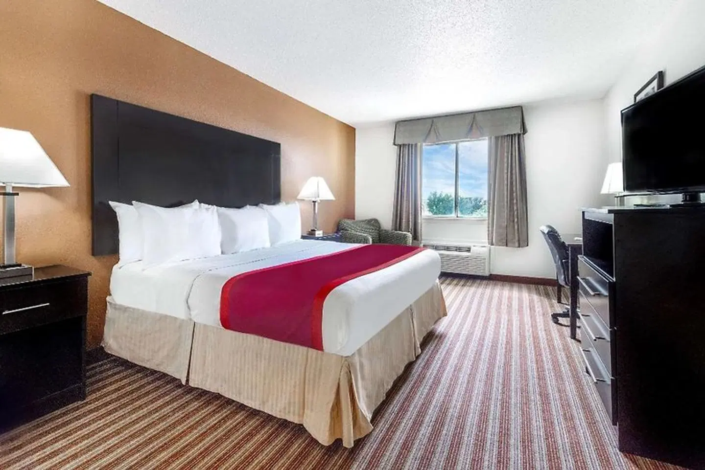 Days Inn & Suites by Wyndham Dallas ROOM_EXAMPLE