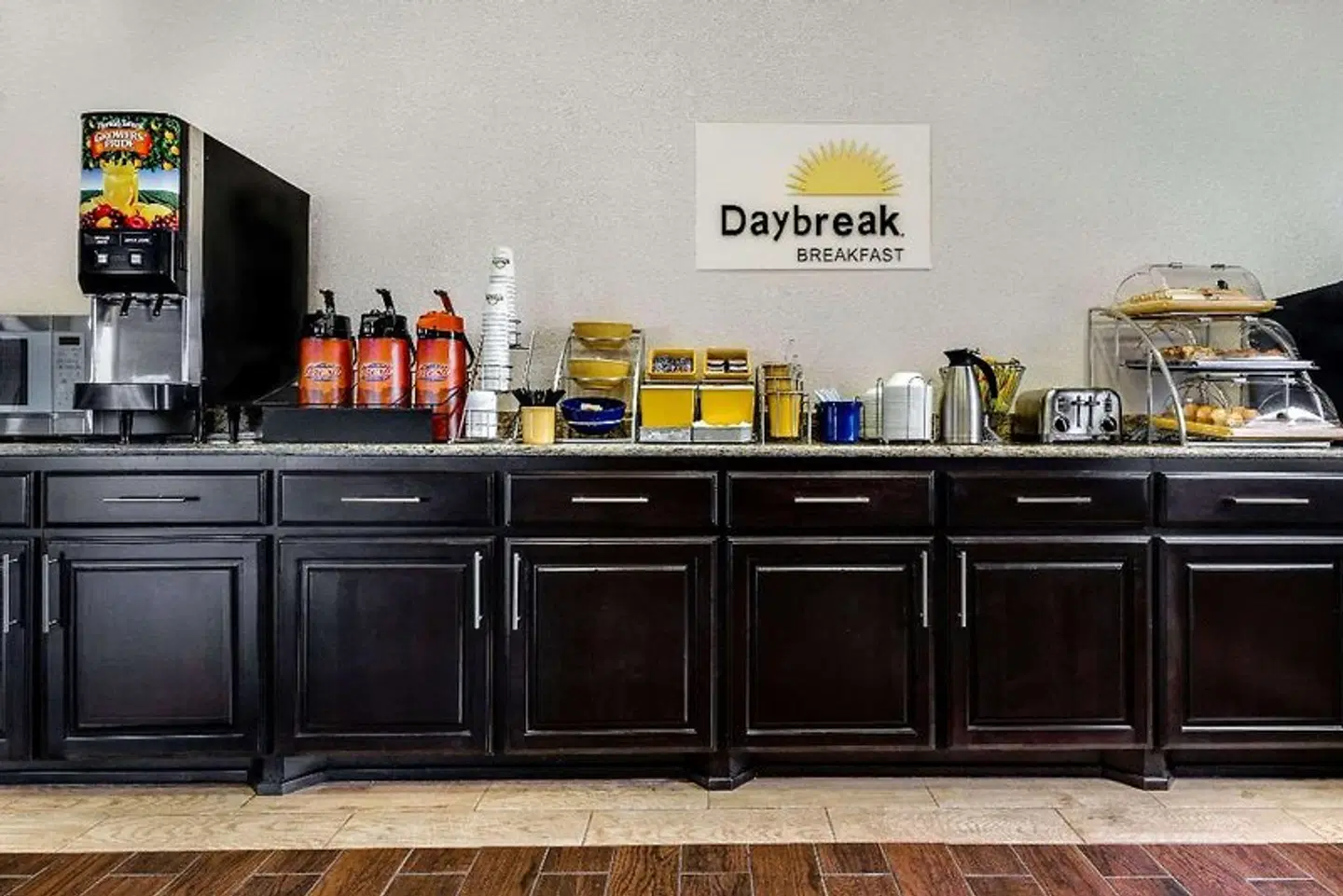 Days Inn & Suites by Wyndham Dallas Bar