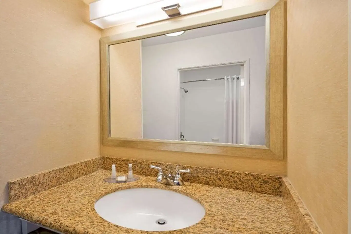 Baymont by Wyndham Denver International Airport Badezimmer