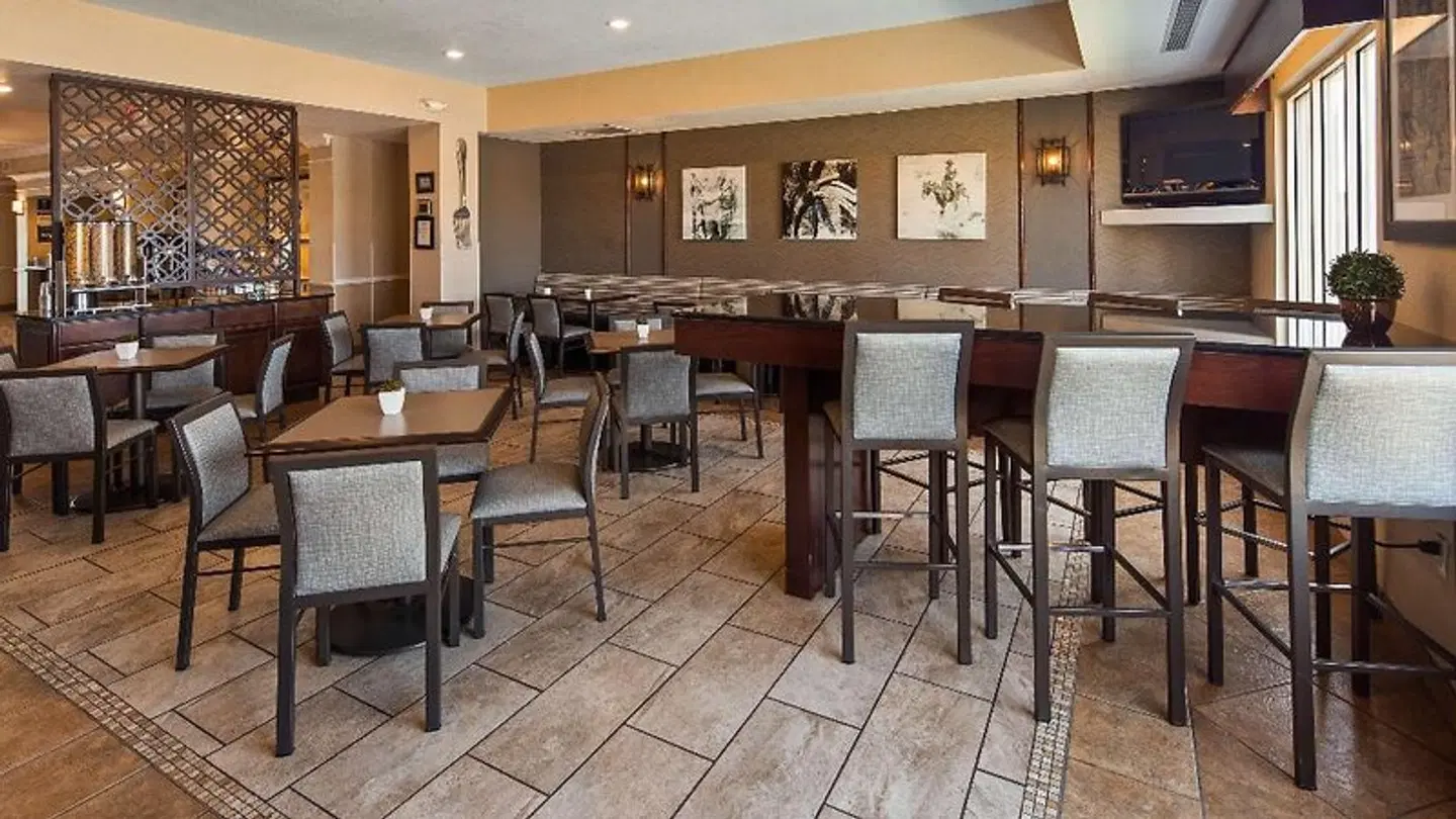Best Western Plus Frontier Inn Bar