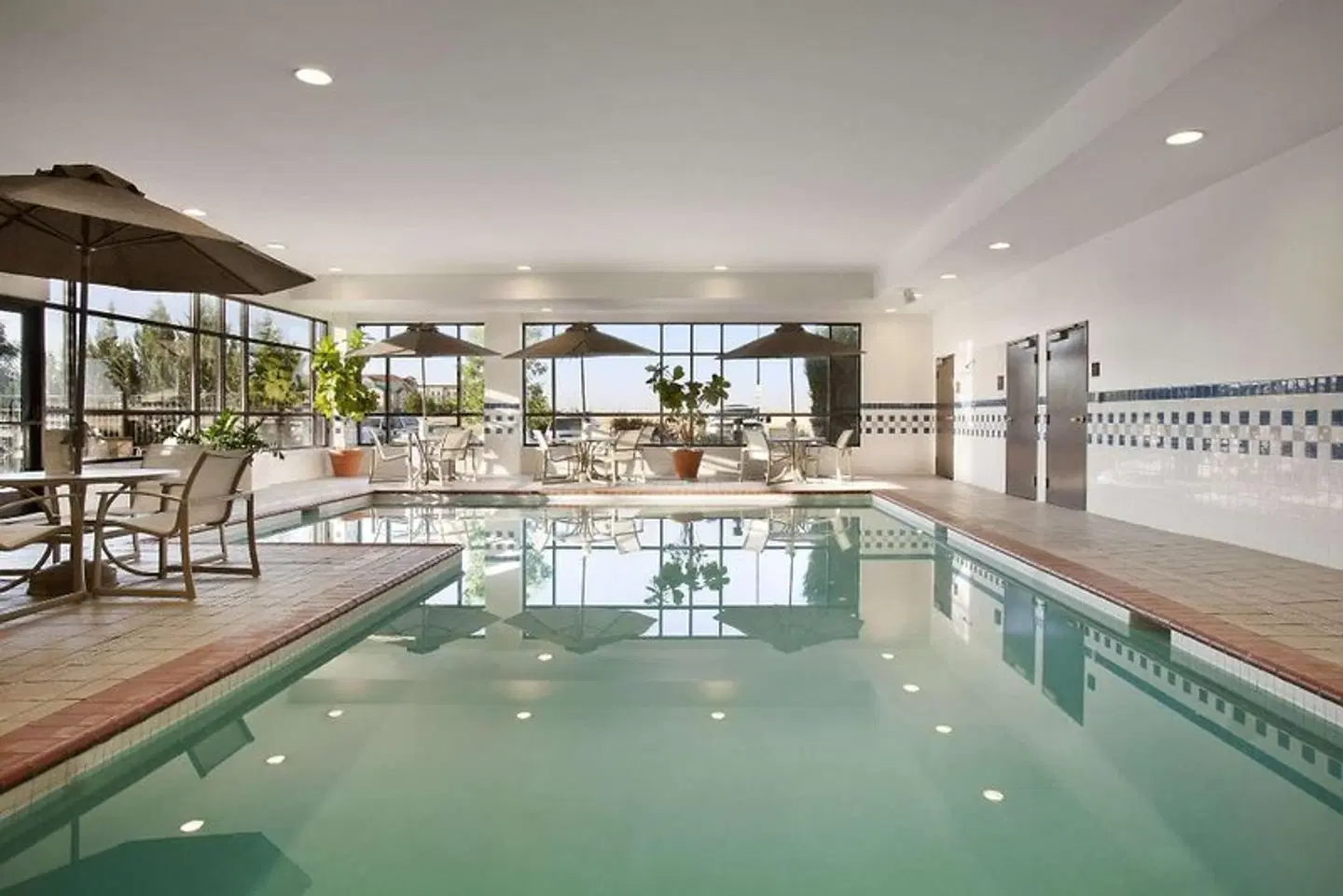 Embassy Suites by Hilton Denver International Airport Hallenbad