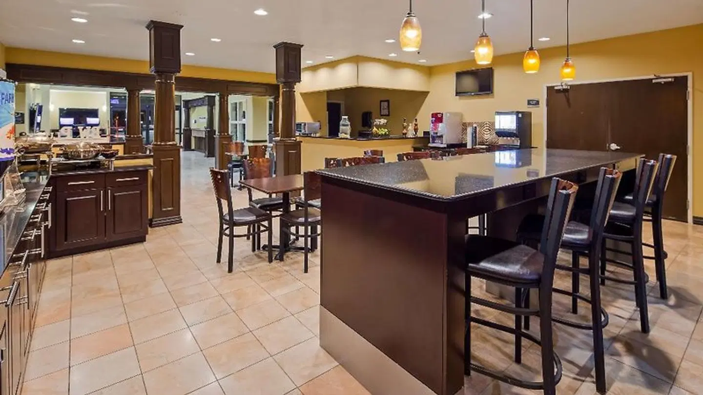 Best Western Plus DFW Airport Suites Bar
