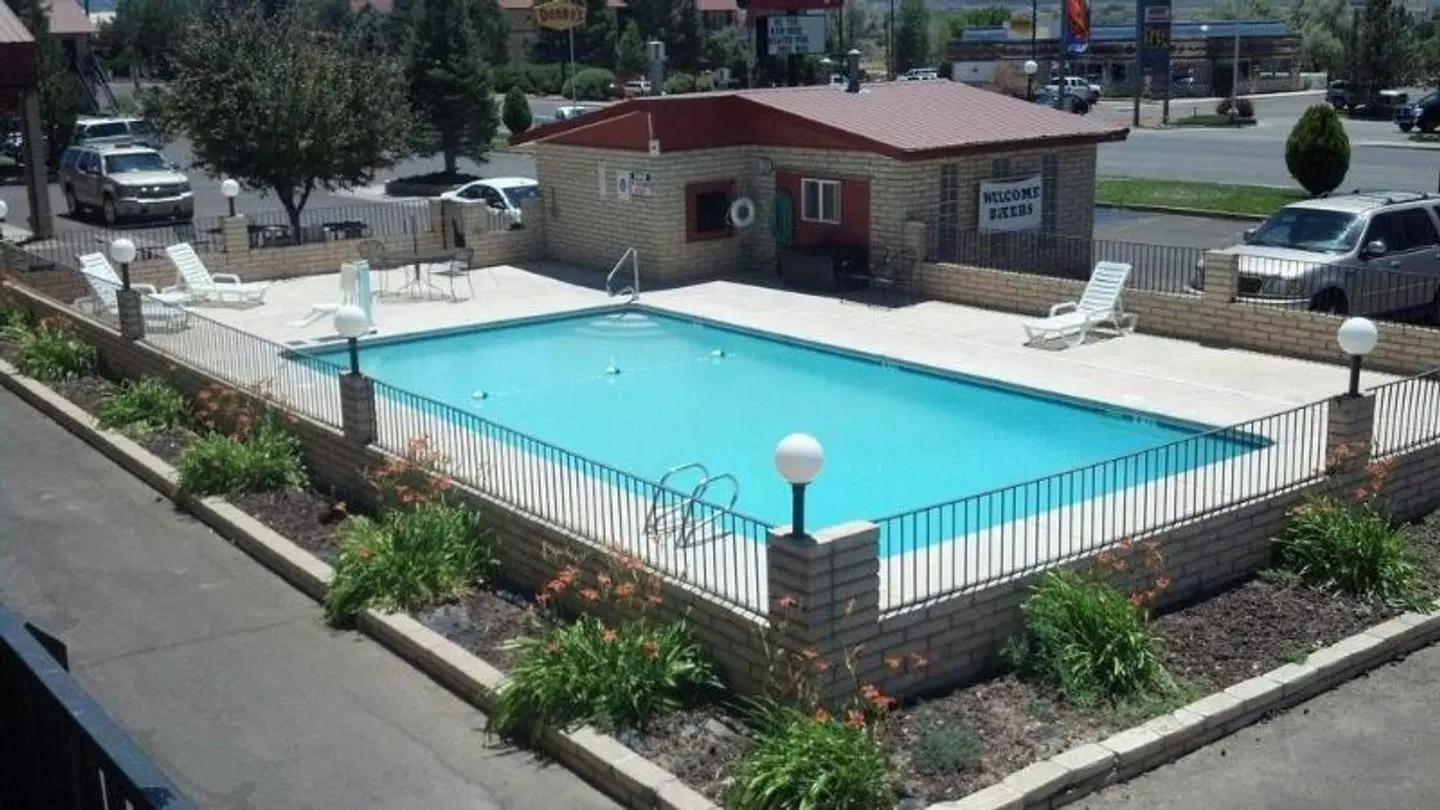 Econo Lodge Cortez OUTDOOR_POOL