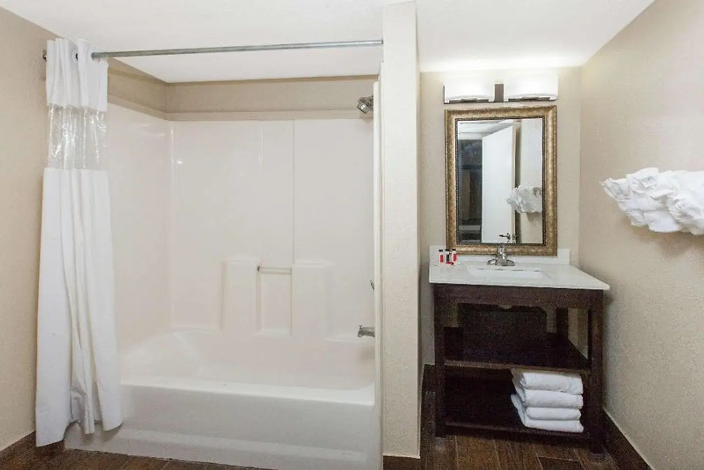 Baymont by Wyndham Downtown Detroit Badezimmer