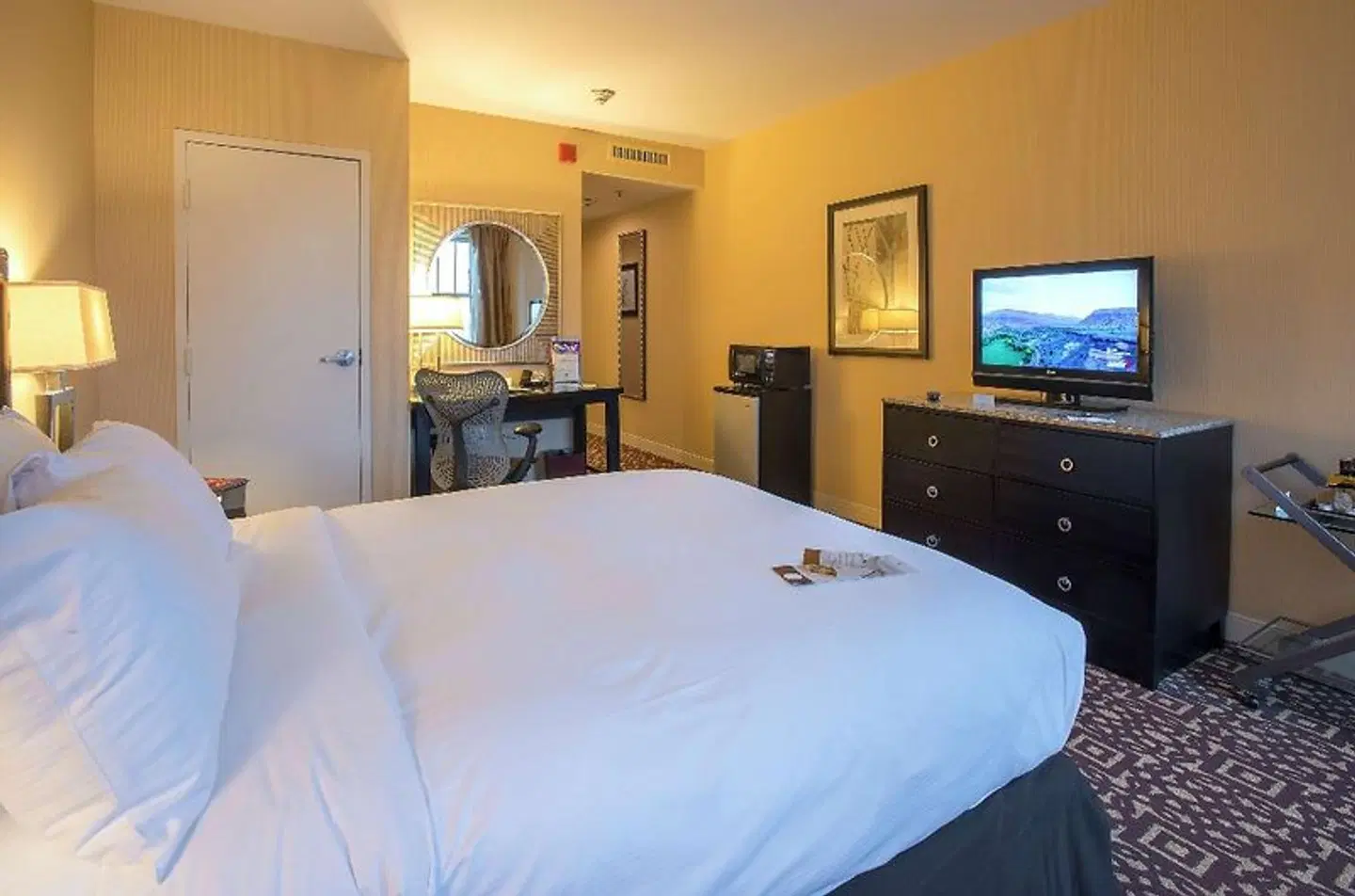 DoubleTree Suites by Hilton Detroit Downtown - Fort Shelby ROOM_EXAMPLE