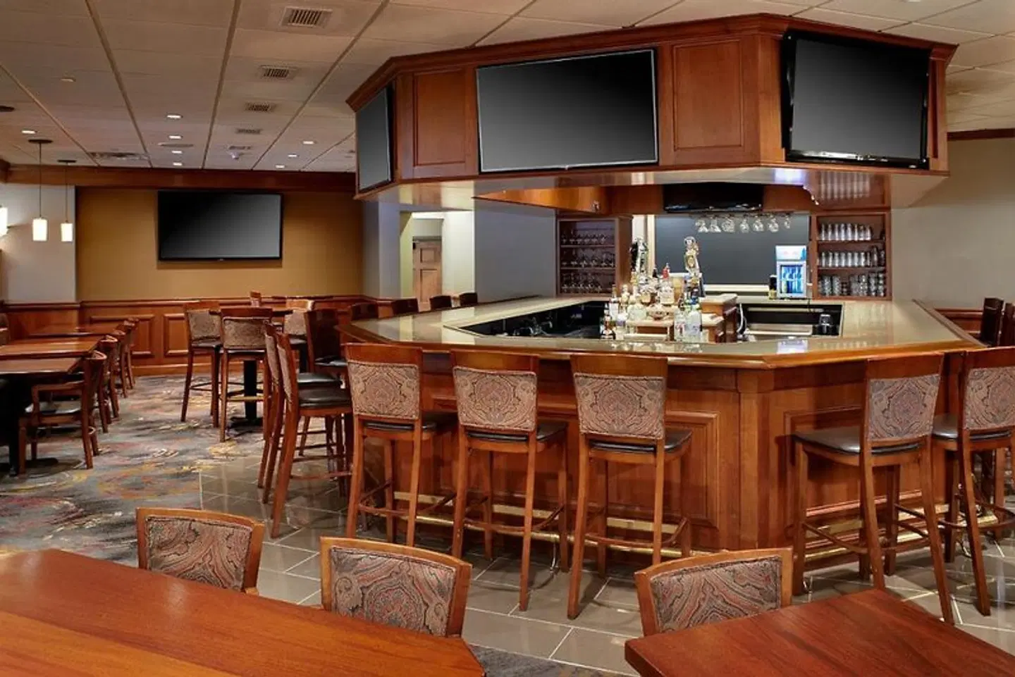 DoubleTree by Hilton Dearborn Bar