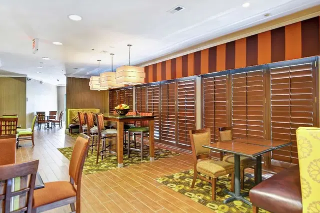 Hampton Inn Charleston North Bar