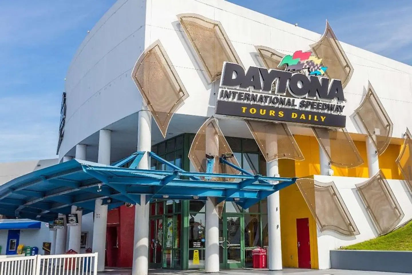 Super 8 by Wyndham Daytona Beach EXTERIOR