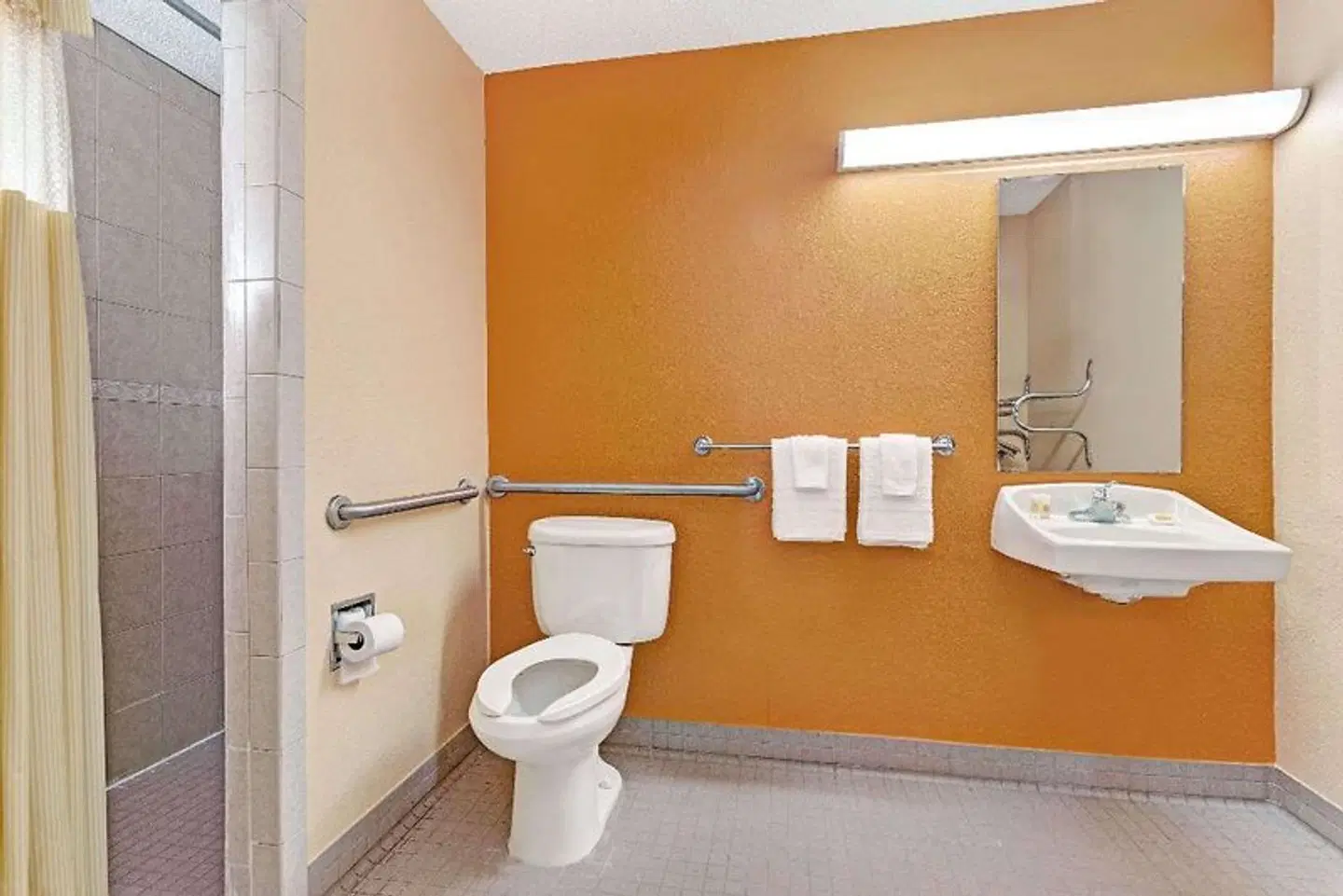 Days Inn by Wyndham Daytona Beach Downtown Badezimmer