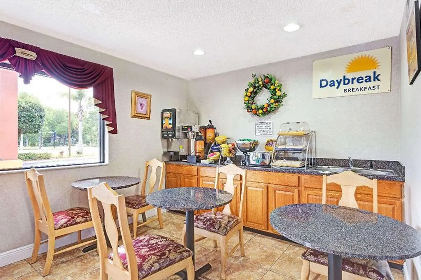 Days Inn by Wyndham Daytona Beach Downtown Bar
