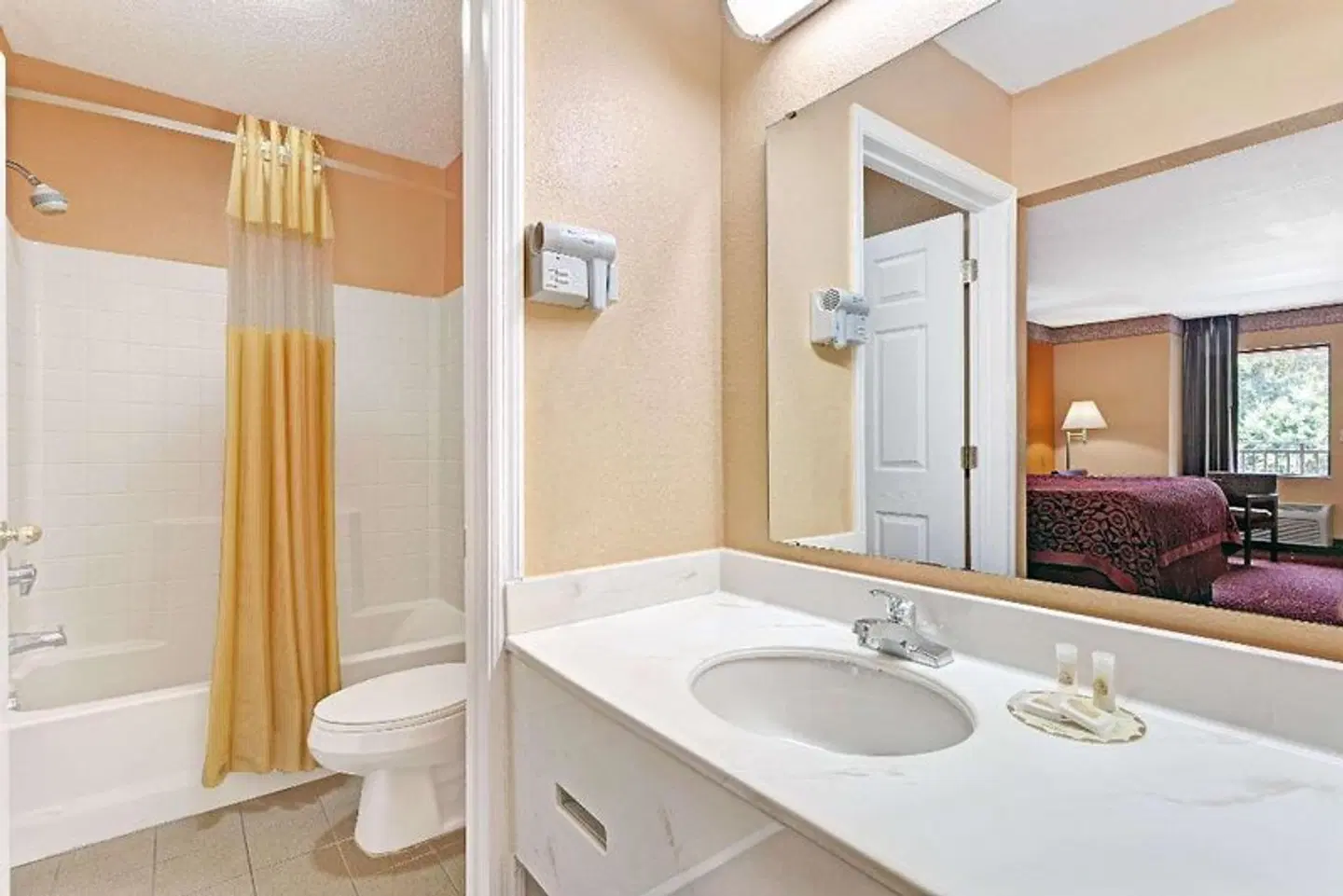 Days Inn by Wyndham Daytona Beach Downtown Badezimmer