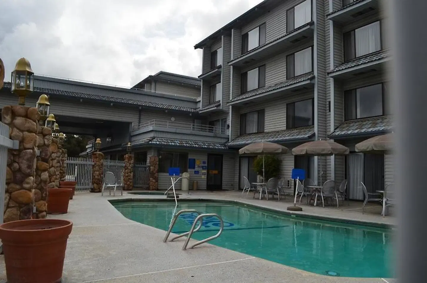 Yosemite Southgate Hotel & Suites EXTERIOR