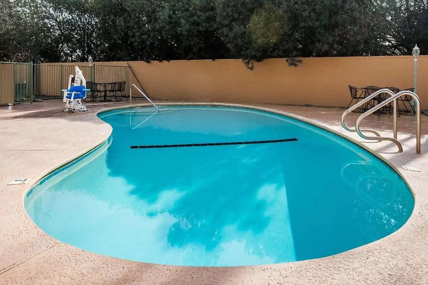 Super 8 by Wyndham Visalia OUTDOOR_POOL