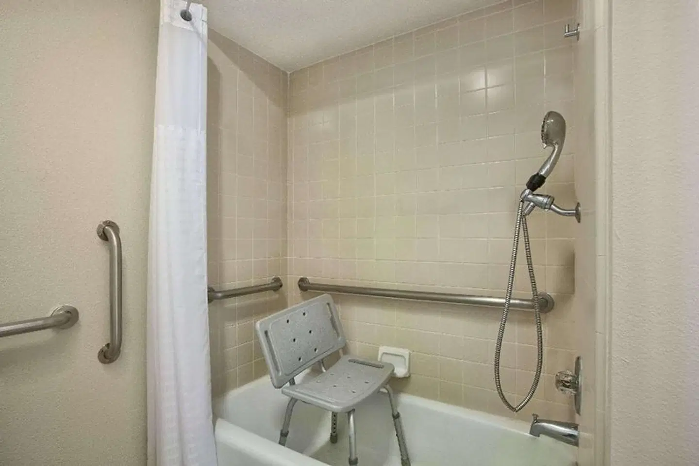 Travelodge by Wyndham Lemoore Near Naval Air Station Badezimmer