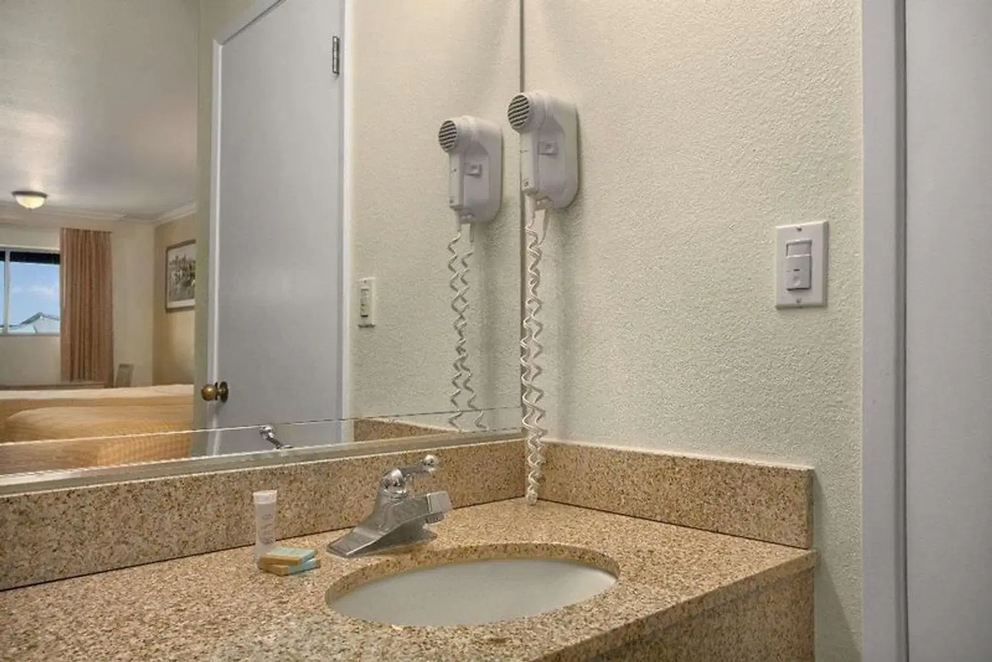 Travelodge by Wyndham Lemoore Near Naval Air Station Badezimmer