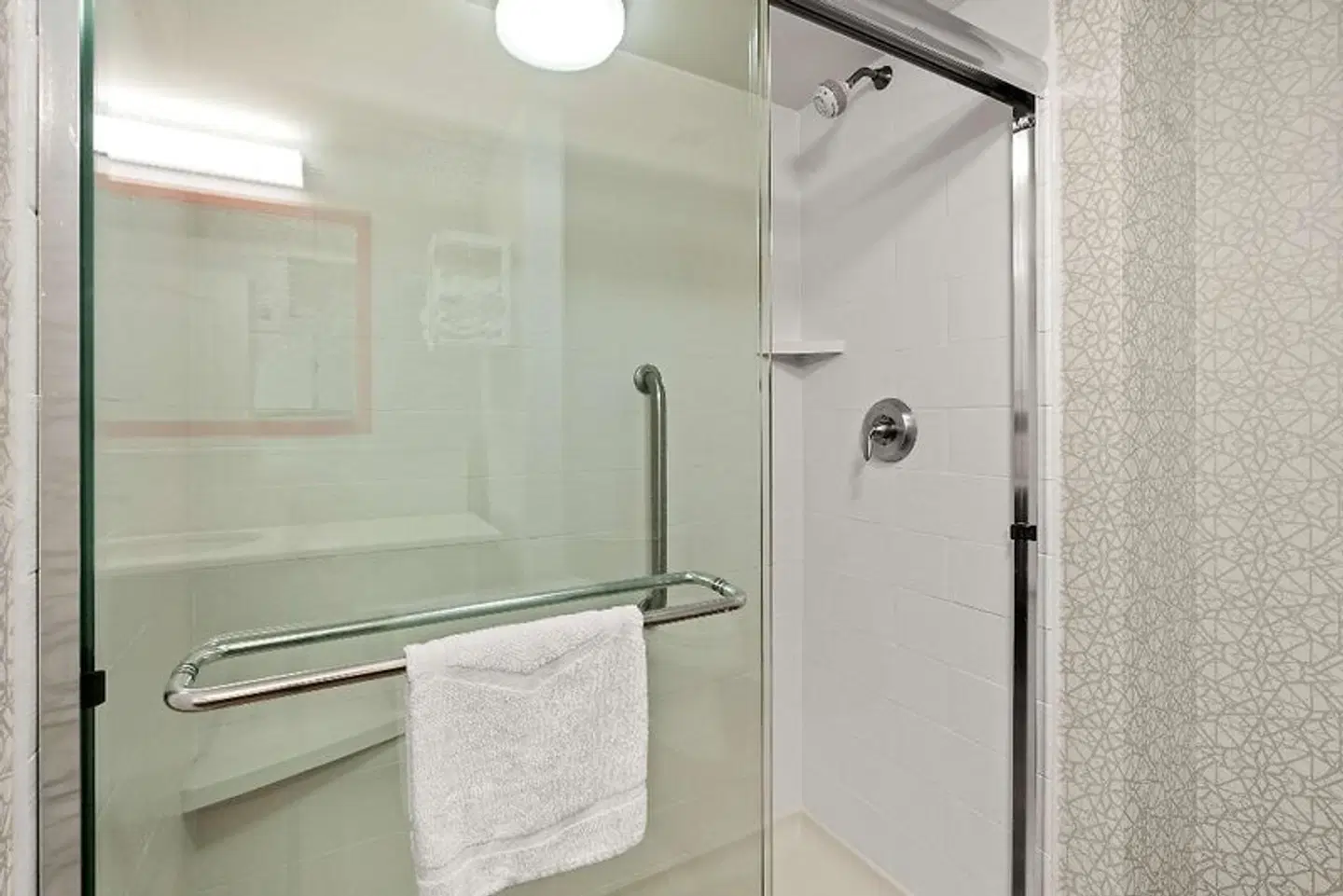 Hampton Inn & Suites Fairbanks Badezimmer