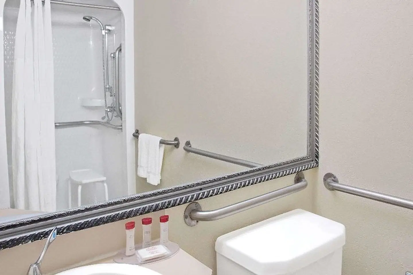 Ramada by Wyndham Houston Intercontinental Airport East Badezimmer