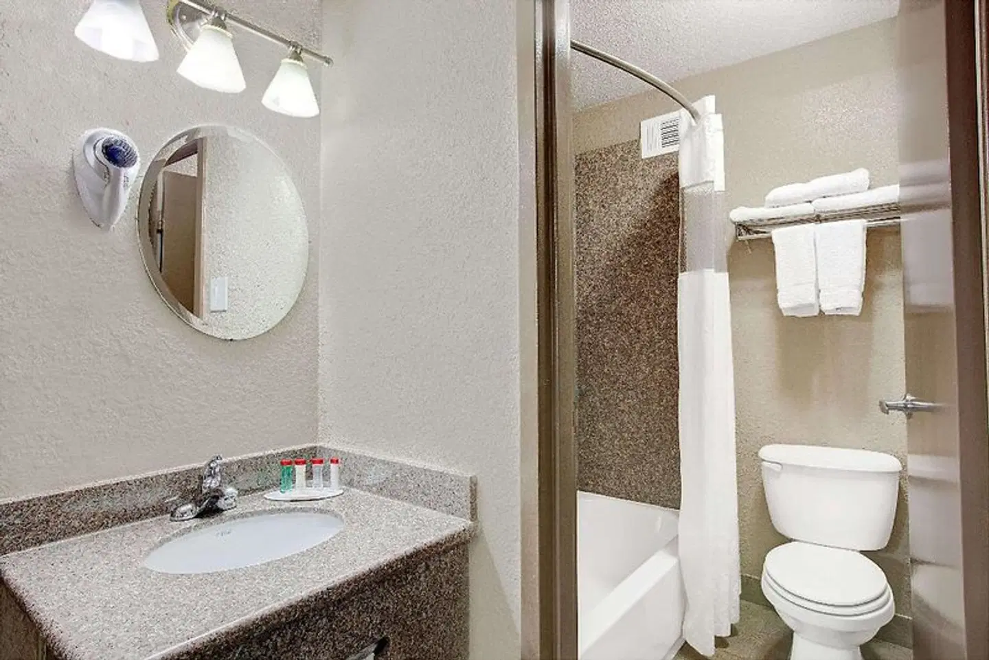 Ramada by Wyndham Houston Intercontinental Airport South Badezimmer