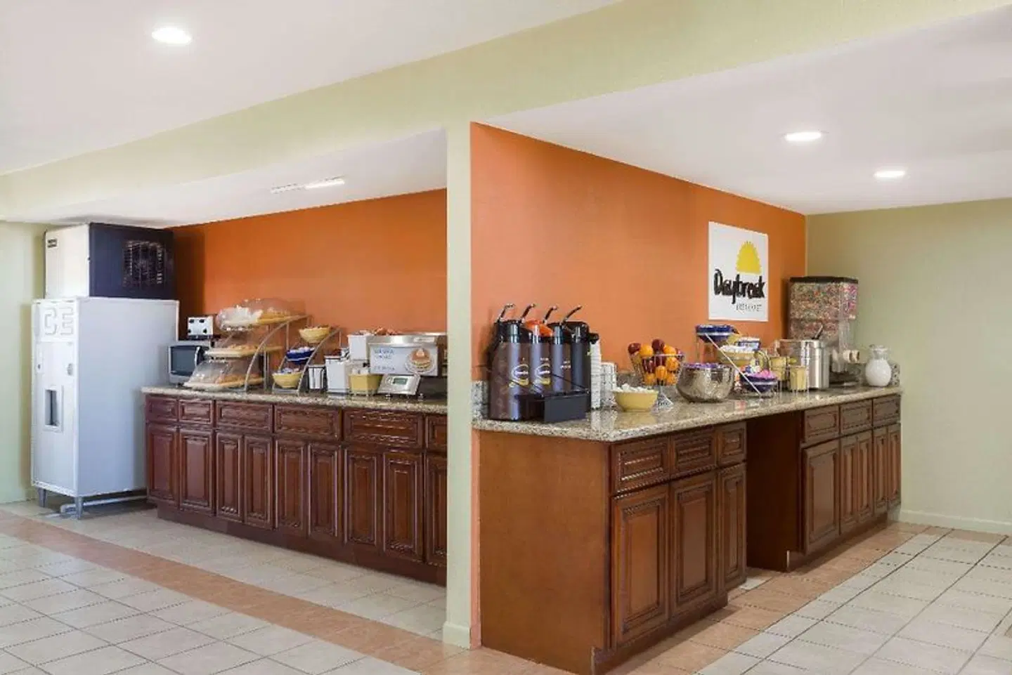 Days Inn by Wyndham Holbrook Bar