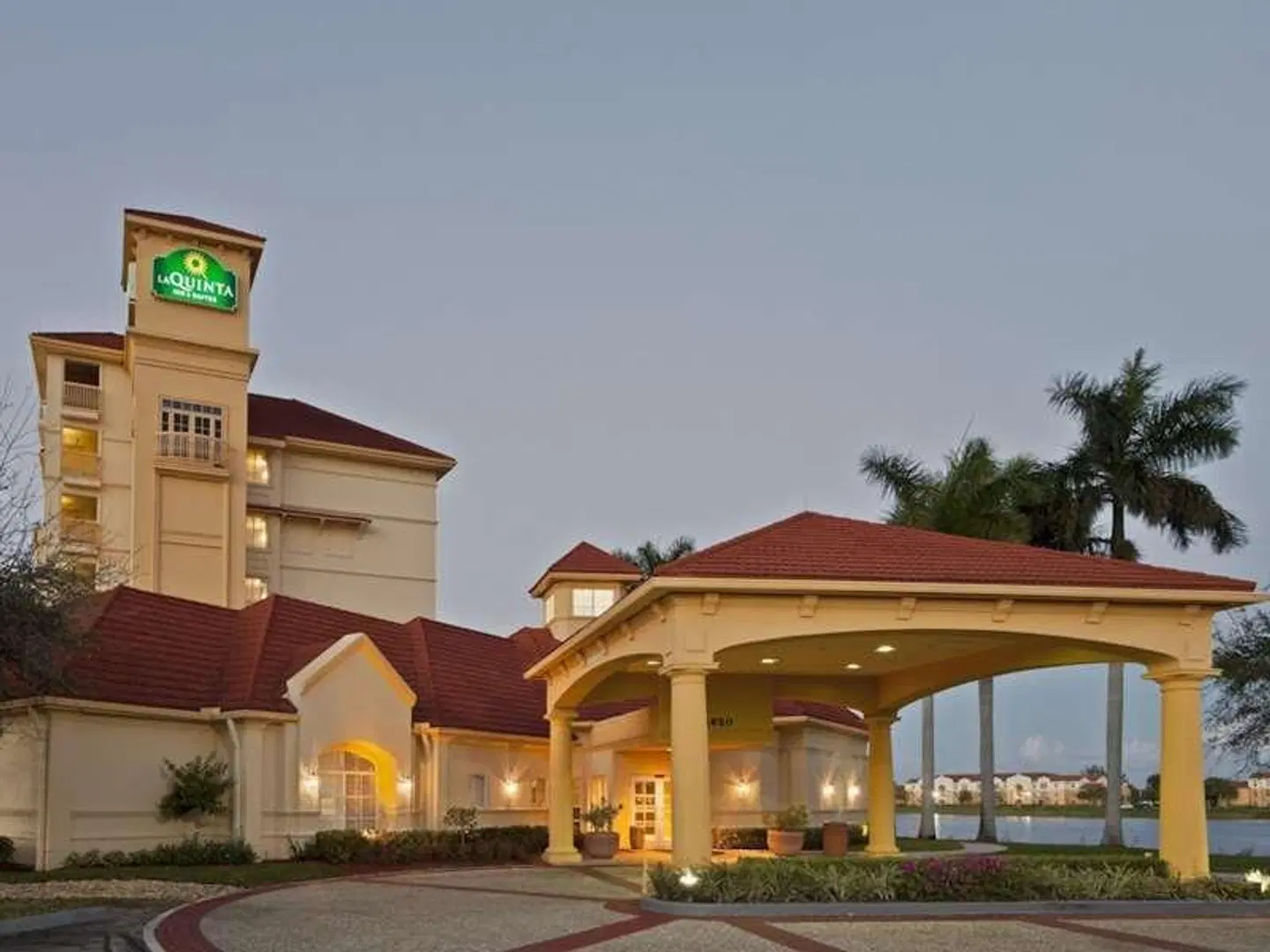 La Quinta Inn & Suites by Wyndham Ft. Lauderdale Airport EXTERIOR