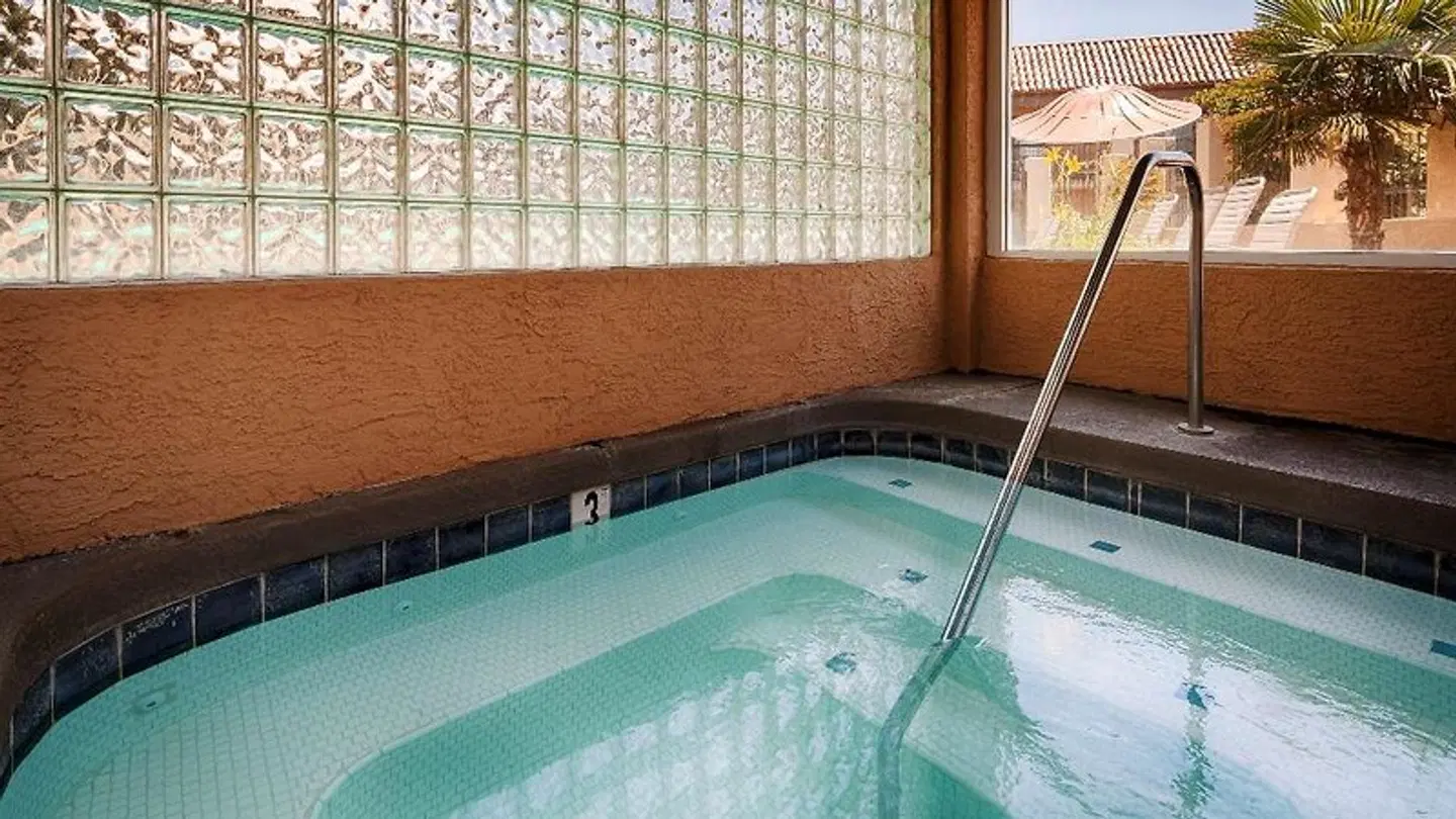 Best Western Plus A Wayfarer's Inn & Suites Hallenbad