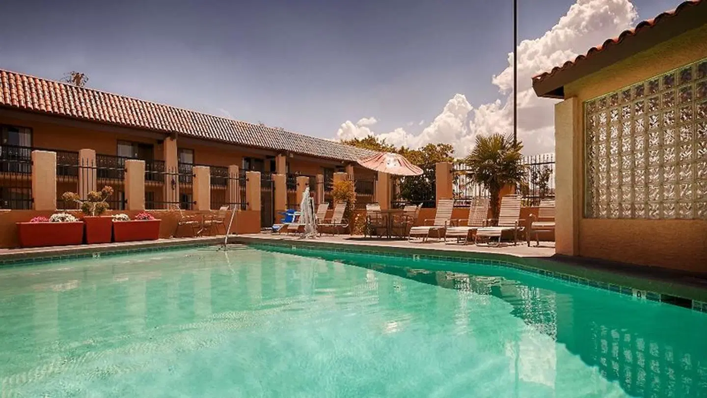 Best Western Plus A Wayfarer's Inn & Suites OUTDOOR_POOL