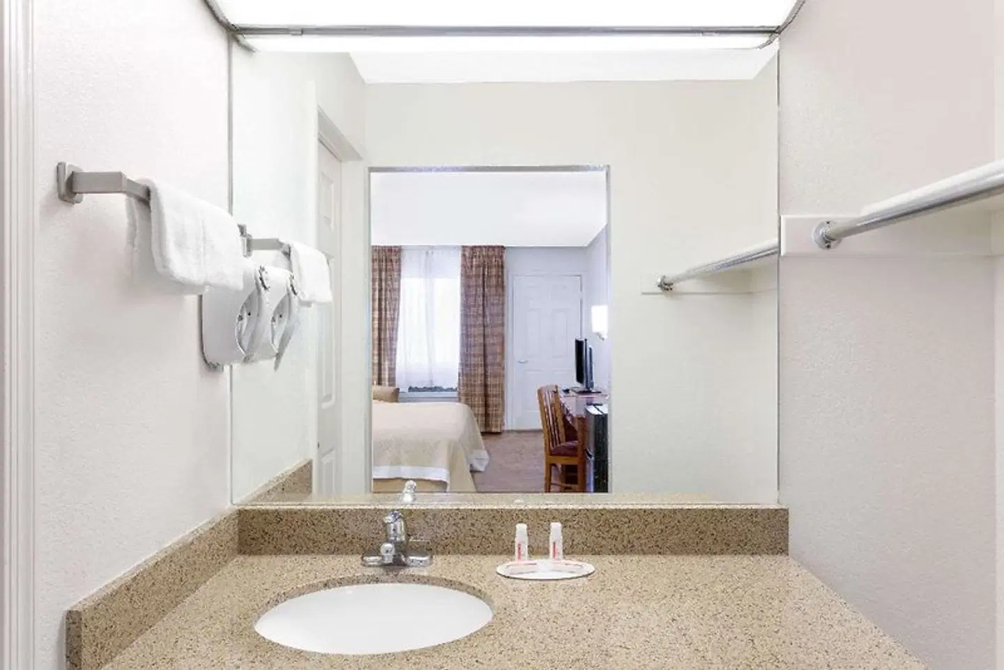 Days Inn by Wyndham Kingman West Badezimmer