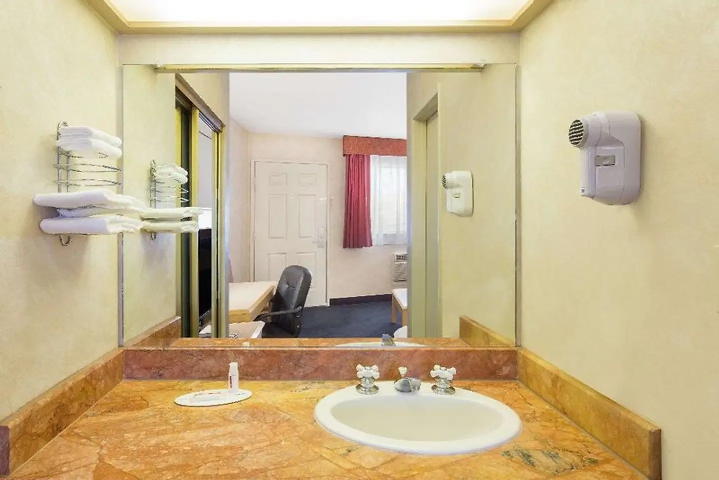 Days Inn by Wyndham Bullhead City Badezimmer