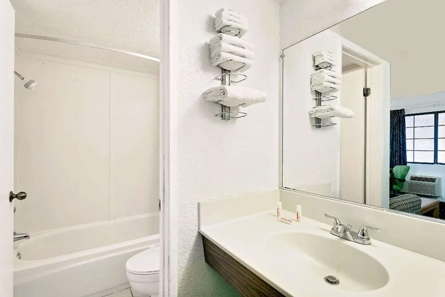 Days Inn & Suites by Wyndham Needles Badezimmer