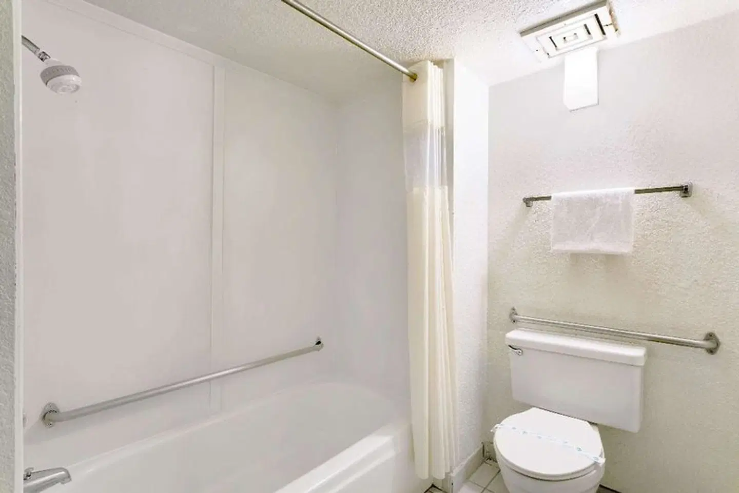 Days Inn & Suites by Wyndham Needles Badezimmer