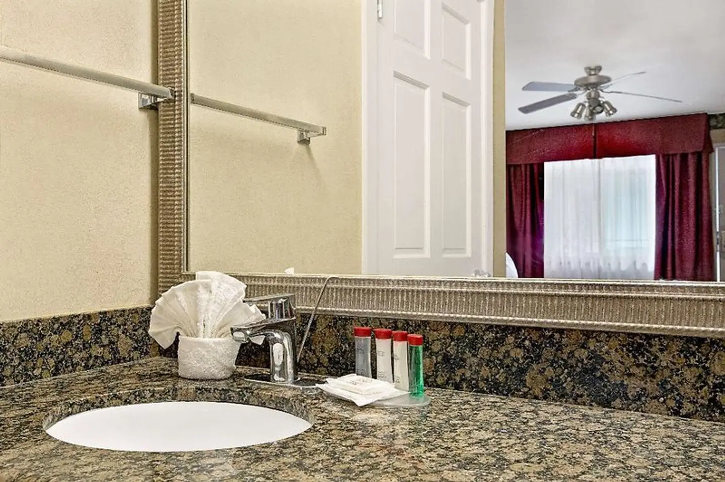 Ramada Limited Redondo Beach Badezimmer