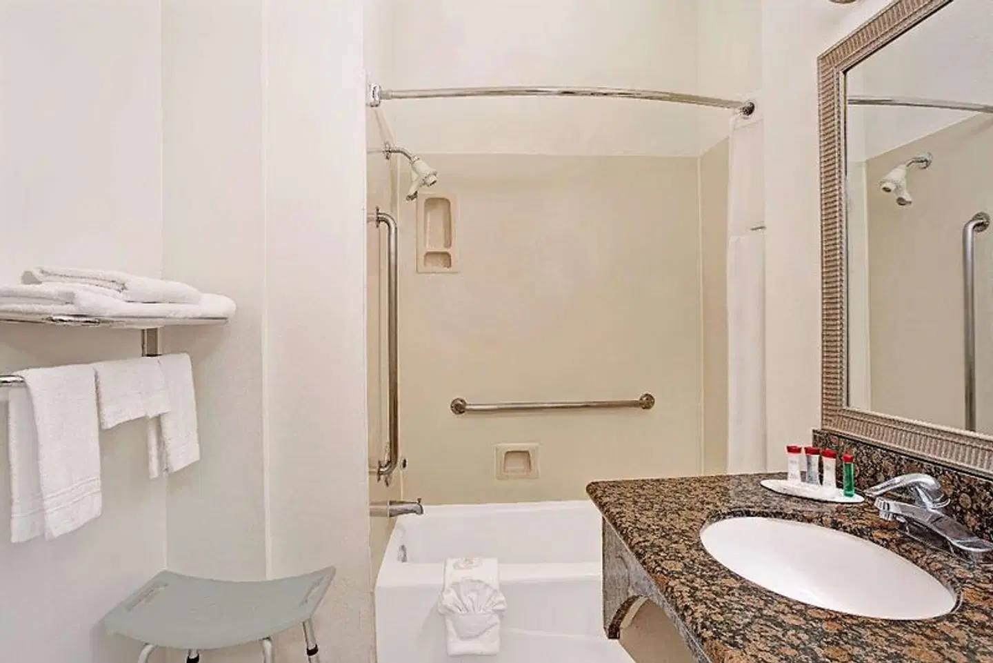 Ramada Limited Redondo Beach Badezimmer