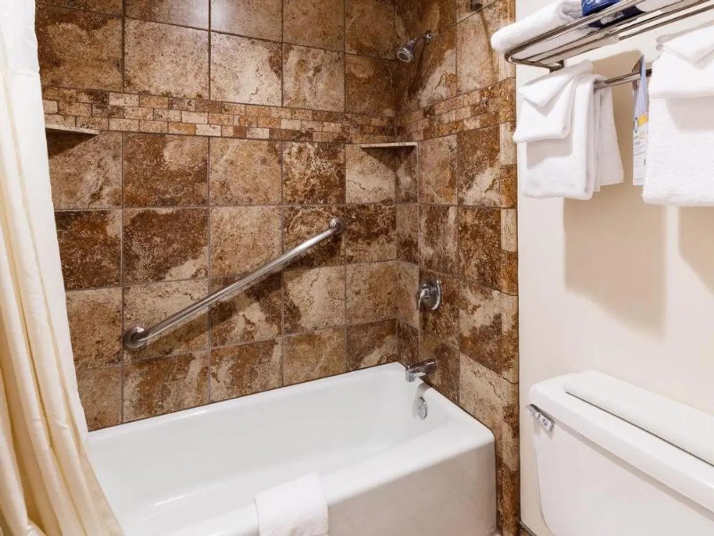 Quality Inn & Suites 49'er Badezimmer
