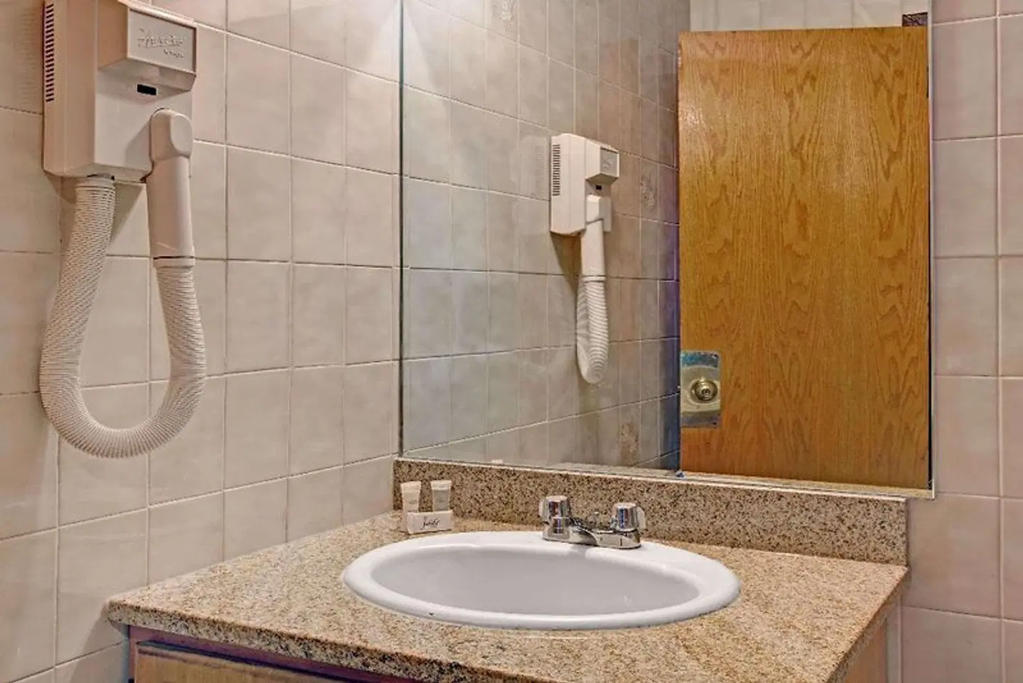 Super 8 by Wyndham, Jamaica North Conduit Badezimmer