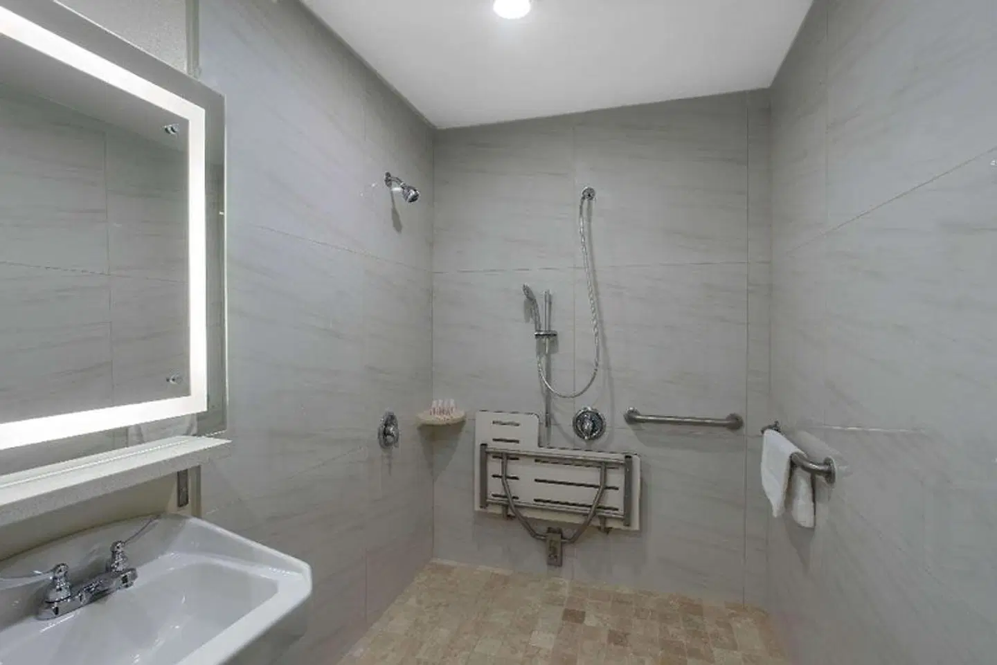Ramada Culver City Badezimmer