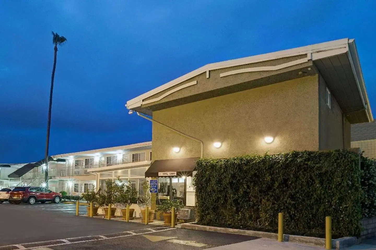 Super 8 by Wyndham Los Angeles-Culver City Area EXTERIOR